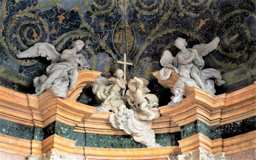 San Giovanni Baptistery, baroque angels adorning a niche in the Chapel of SS. Justina and Cyprian