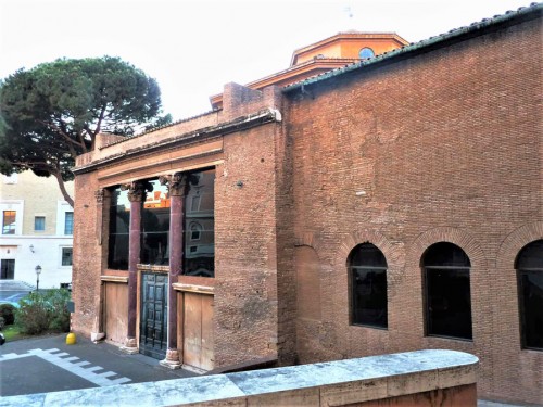 Baptysterium San Giovanni, pierwotne, południowe wejście do przedsionka budowli