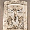 Baptysterium San Giovanni, marmurowa płyta ukazująca scenę Ukrzyżowania, dawny przedsionek