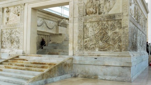 Ołtarz Pokoju, Museo dell'Ara Pacis, wejście główne do świątyni, po prawej - Ofiara Eneasza