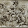 Ołtarz Pokoju, Museo dell'Ara Pacis, Bogini Tellus (albo Wenus Gentrix) między personifikacjami Powietrza i Wody