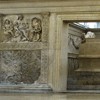 Ołtarz Pokoju, Museo dell'Ara Pacis, tylna strona ołtarza, Bogini Tellus (Wenus Genetrix) i po drugiej stronie personifikacja Rzymu