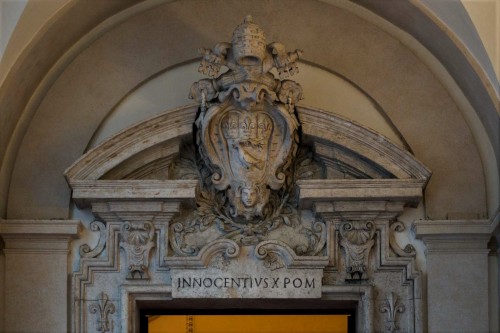 Palazzo Pamphilj, portal z herbem rodu Pamphilj