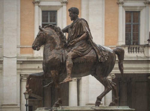 Posąg konny cesarza Marka Aureliusza w deszczu, kopia, plac kapitoliński