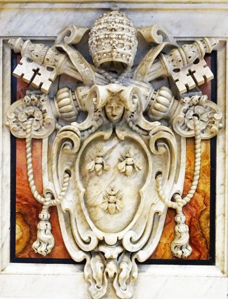 Herb rodu Barberinich - dekoracja jednej z kolumn baldachimu w bazylice św. Piotra (San Pietro in Vaticano), Gian Lorenzo Bernini