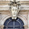 Palazzo Barberini, herb rodu Barberini nad wejściem głównym
