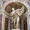 Św. Weronika, jedna z figur znajdujących się w filarach podtrzymujących kopułę bazyliki św. Piotra - fundacja papieża Urbana VIII. U nasady herb rodu Barberinich