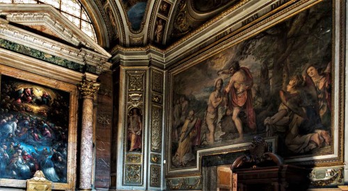 Il Gesù, kaplica Trójcy Świętej, w ołtarzu malowidło Francesco Bassano (Trójca Święta) i relikwiarz na rękę jezuity Andrzeja Boboli