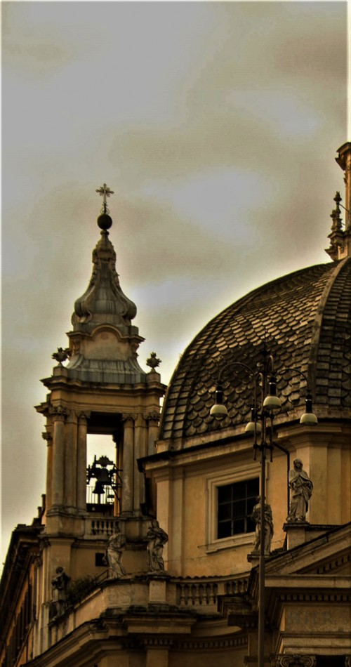 Santa Maria dei Miracoli, dzwonnica od strony via del Corso