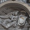 Kościół Santa Maria dei Miracoli, anioł podtrzymujący herb rodu Gastaldi nad wejściem głównym