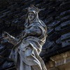 Santa Maria dei Miracoli, posąg świętej na elewacji budowli