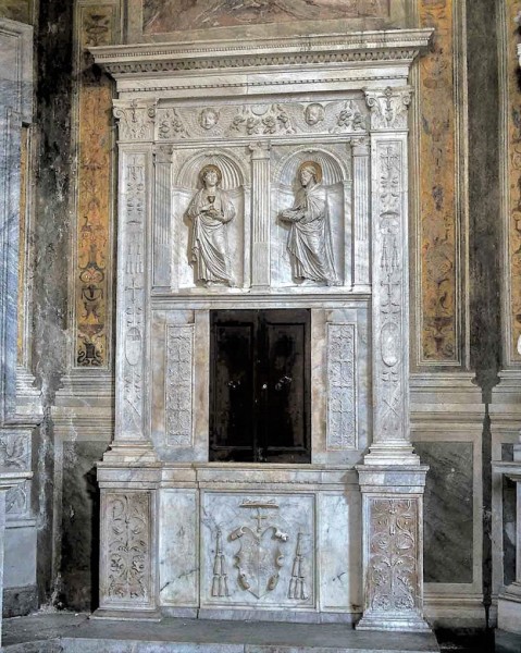 Kościół Santa Maria del Popolo, kaplica Montemirabile, renesansowe pozostałości starego ołtarza głównego