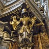 Santa Maria della Vittoria, ozdobny wspornik nad chórem przy wejściu do kościoła