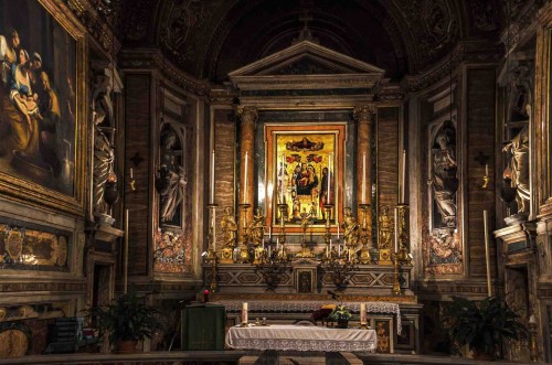Santa Maria di Loreto, ołtarz główny - Madonna ze św. Sebastianem i św. Rochem, barokowe rzeźby po bokach