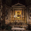 Santa Maria di Loreto, ołtarz główny - Madonna ze św. Sebastianem i św. Rochem, barokowe rzeźby po bokach