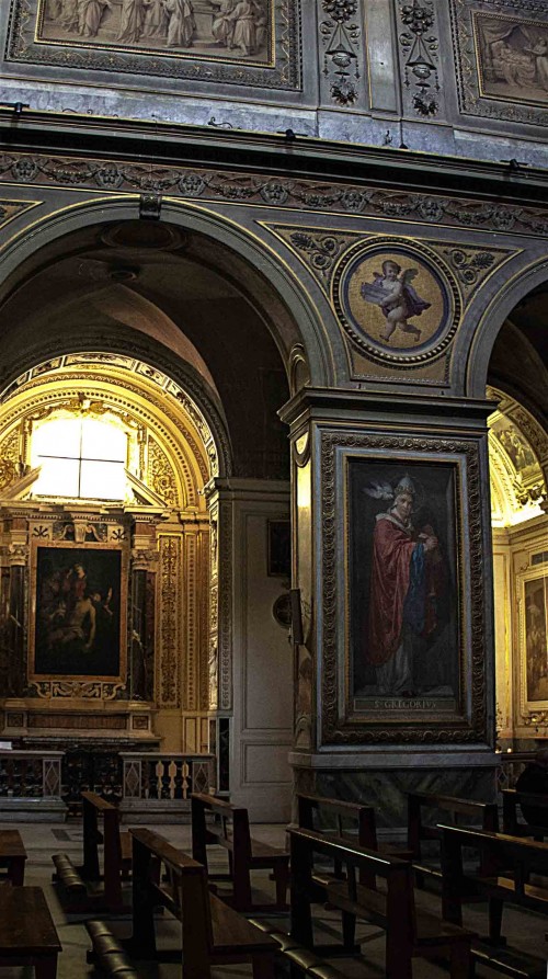Santa Maria in Aquiro, filary nawy głównej z wizerunkami ojców Kościoła (św. Grzegorz)