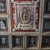 Santa Maria in Domnica, część środkowa stropu -herb rodu Medici