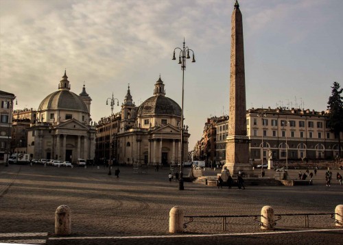 Piazza del Popolo, widok na kościoły - Santa Maria dei Miracoli i Santa Maria in Montesanto (po lewej)