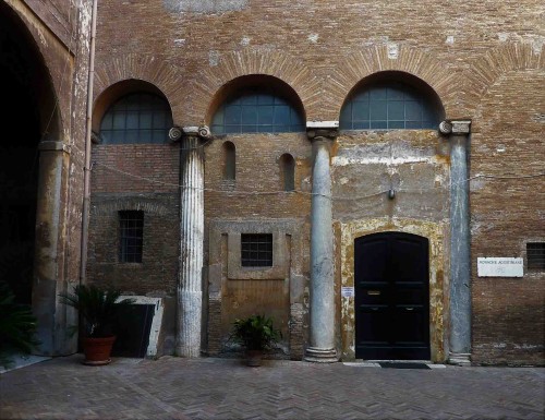 Drugi dziedziniec bazyliki Santi Quattro Coronati  z widocznymi kolumnami starego kościoła