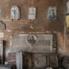 Santi Quattro Coronati, krużganki z pozostałościami wykopanych na tym terenie obiektów