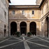 Santi Quattro Coronati, pierwszy dziedziniec - atrium pierwotnego kościoła