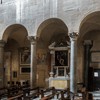 Santi Quattro Coronati, prawa nawa z malowidłami z XIV w., w tle wmurowane kolumny z IX w. z pierwotnego kościoła