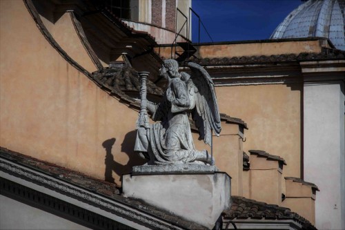 Church of San Rocco, Angel topping off the façade