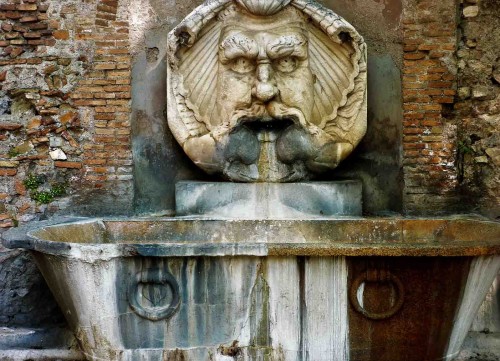 Piazza San Pietro d'Illiria, fontanna Mascherone di S. Sabnia