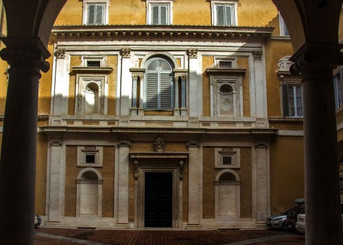 Courtyard of Palazzo Firenze, the city residence of Cardinal Ferdinando de Medici