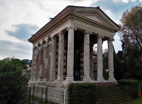 Świątynia Portunusa - boga Tybru z IV w. p.n.e. przy via Luigi Petroselli, do czasów Mussoliniego kościół św. Marii Egipcjanki