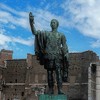 Pomnik cesarza Nerwy (współczesny) przy via dei Fori Imperiali, w tle forum Trajana