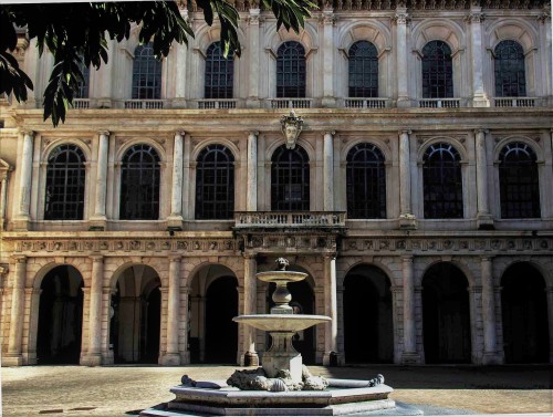 Palazzo Barberini, fontanna przed fasadą pałacu od strony dziedzińca