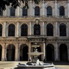 Palazzo Barberini, fontanna przed fasadą pałacu od strony dziedzińca