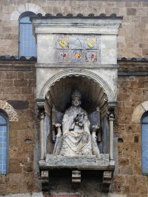 Bonifacy VIII, posąg papieża w jego rodzinnym mieście Anagni, zdj. Wikipedia, autor Livioandronico2013e