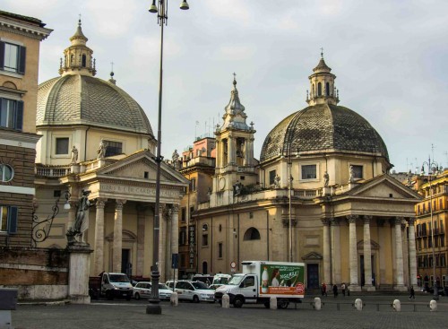 Piazza del Popolo, południowa strona - kościoły Santa Maria dei Miracoli i  Santa Maria di Montesanto