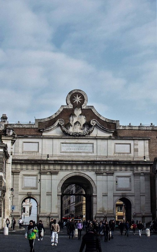 Piazza del Popolo, Porta del Popolo zmodernizowana w czasach papieża Aleksandra VII