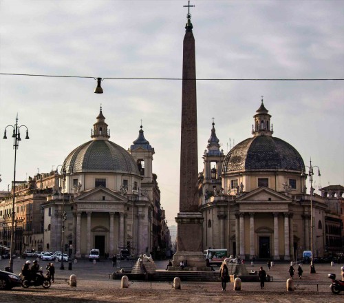 Piazza del Popolo, widok na via del Corso między kościołami Santa Maria dei Miracoli i Santa Maria di Montesanto