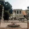 Piazza del Popolo, eksedra - bogini Roma i personifikacje rzek Tybru i Arno