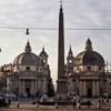 Piazza del Popolo, widok na via del Corso między kościołami Santa Maria dei Miracoli i Santa Maria di Montesanto