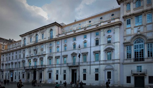 Palazzo Pamphilj, Piazza Navona