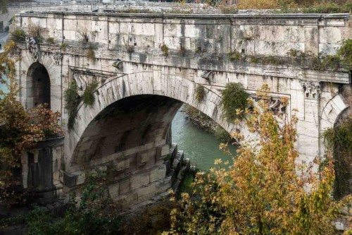 Ponte Rotto - the only preserved span of the ancient bridge from the times of the Republic
