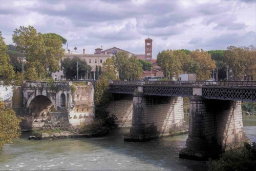 Ponte Rotto (po prawej), obok Ponte Palatino