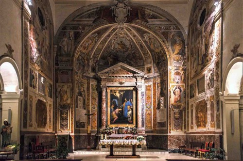 Kościół Santa Prisca, widok absydy i ołtarza głównego