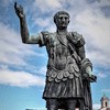 Posąg cesarza Trajana (replika) na tle forum Trajana, via dei Fori Imperiali