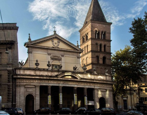 Bazylika San Crisogono, fasada z inskrypcją poświęconą kardynałowi Borghese