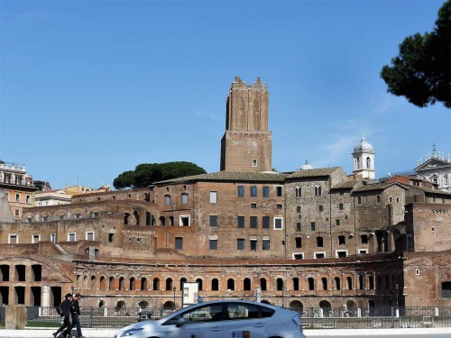 Widok z via dei Fori Imperiali na forum Trajana
