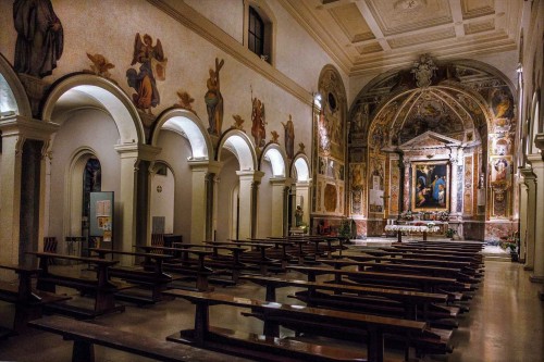 Kościół Santa Prisca, widok nawy głównej i bocznej