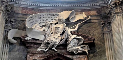 Grupa z dedykacją poświęcona papieżowi Innocentemu X, dzieło przypisywane Antonio Raggiemu, kościół Sant'Andrea al Quirinale
