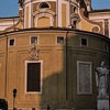 Posąg św. Karola Boromeusza na tle absydy kościoła San Carlo al Corso