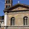 Santa Pudenziana, fasada kościoła z kampanilą w tle